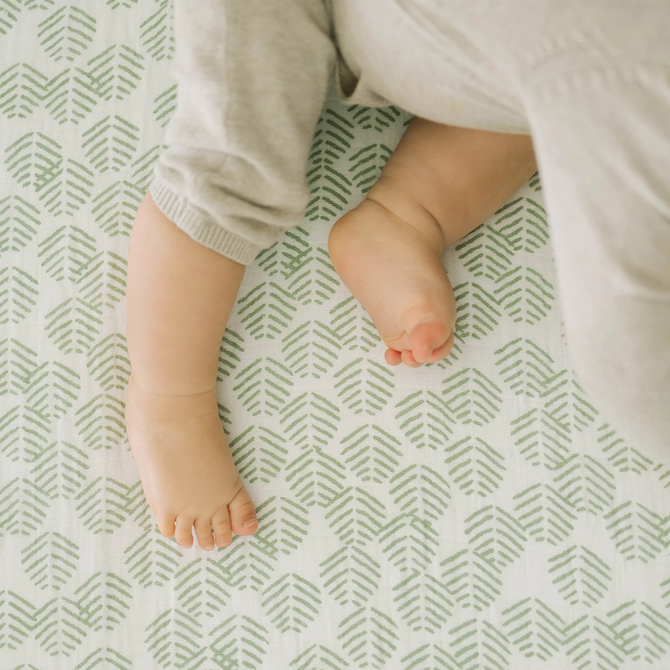 Cotton Muslin Crib Sheet - Leaf Motif - Image 5